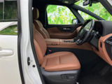 明るいブラウン系のシートとドアまわりが、落ち着いた室内空間を演出します。運転席から前方を見渡しやすく、ゆったり座れるシートで毎日の移動も快適に過ごせます。