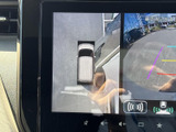 車両後方の映像に加えて周囲の様子も画面で確認でき、後退や駐車時の状況把握に便利です。ガイド表示も備わり、目視と合わせて慎重な駐車をサポートします。