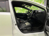 運転席まわりまで見渡しやすく、乗り込んだ際の視界もすっきりとしています。座面と背もたれは落ち着いた色合いでまとめられ、足元も広く、ゆったりと過ごせる空間です。