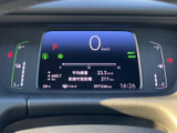 速度やシフト位置、燃料残量などの情報が中央の画面にまとまり、運転に必要な表示を確認しやすい構成です。平均燃費や航続可能距離も表示され、日々の移動に便利です。