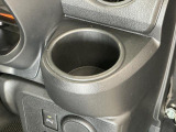 【カップホルダー】お飲み物が手に取りやすい位置に。長時間のドライブには必需品です☆
