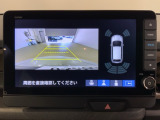 リバースギアに入れるだけで後方の表示へ切り替わります。夜間や雨の日の駐車も楽になりますよ。