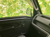 助手席側には広い窓とドアポケットが備わり、車内から周囲を見渡しやすい空間です。乗員が過ごす場所として、視界の広さと日常の使いやすさが感じられます。
