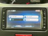 FM・AM、CD、ワンセグ、AUXのソース選択画面を備え、好みに合わせた音源選びが可能です。画面上で選択肢を見比べられるため、日常の移動中も使いやすい装備です。