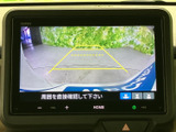 後方の映像に加えて目安となるガイド線も表示され、駐車時の位置合わせをサポートします。周囲の状況を目視でも確認しながら、車庫入れや縦列駐車の際に活用いただけます。