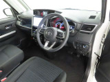シンプルで使いやすいデザインの運転席です。