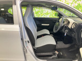 明るい色合いのシートと落ち着いた色の内装が組み合わさり、車内をすっきりとした印象にまとめています。前方の視界も広く、運転席と助手席それぞれで落ち着いて過ごせる空間です。