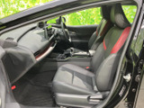前席は視界を遮りにくいすっきりとしたダッシュボードで、運転席から周囲を見渡しやすい空間です。シートの赤いアクセントが室内にほどよい彩りを添えています。
