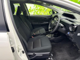 前席は視界が広く、運転席から前方や左右を確認しやすいレイアウトです。落ち着いた色合いのシートが並び、座面や背もたれもゆったりした印象で、日々の移動を心地よく支えます。