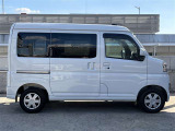 後部座席側の室内ルーフには大きく目立つ傷や汚れはございません。