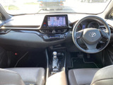 ナビ画面とオーディオ操作部が運転席から確認しやすい位置にまとまり、地図確認や音源選択など日常で使う機能へ手を伸ばしやすい配置です。視線移動を抑えやすく、毎日の移動を快適にサポートします。