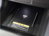 ◆ワイヤレス充電器◆ワイヤレス充電規格Qiに適合した機器を充電エリアに置くことで使用できます。