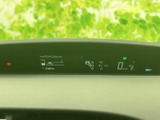 速度やシフト位置などの情報が前方にまとまり、運転中にも視線を大きく移さず確認しやすい配置です。必要な表示を把握しやすく、日々の運転を支えます。