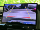後方の映像に加えて目安となるガイド線も表示され、駐車時に周囲との距離を確認する助けになります。画面表示を見ながら、落ち着いて車庫入れや駐車に取り組める装備です。