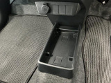 【センターフロアトレイ】ボックスティッシュを置いた下にも携帯電話などを収納できる空間が設けられております♪