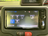 AM・FMラジオやSD、Bluetoothなど、画面から音源を選べる仕様です。聴きたいものに合わせて選択肢を確認しやすく、日々の移動時間に合わせて使い分けられる便利な装備です。