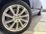 【純正20インチアルミホイール】こだわりを持ってモデル別にデザインされた純正アルミホイールを装着。しつこい鉄粉や錆に高い効果を発揮する「ホイールコーティング」の施工も受付中!