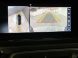 【全方位型モニター】クルマを上空から見下ろしているかのように、直感的に周囲の状況を把握できる全方位型モニター。狭い場所での駐車でも周囲が映像で確認できます。