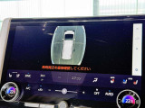 【PVM】映像を合成して、車を真上から見下ろしたような映像をナビゲーション画面に表示する機能です。運転席からでは見にくい車の周囲の状況を把握し、駐車や狭い道での走行などを安全に行えます。