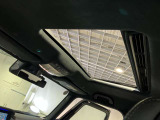 パノラミックルーフで明るい車内と開放感あるドライブをお楽しみいただけます。