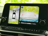 後方の映像に加えて車両周囲を上から見た表示もあり、駐車時の周辺確認に役立ちます。画面上のガイド表示も目安にでき、車庫入れを落ち着いて行えます。