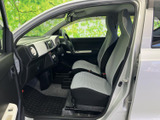 左右の前席は明るいシート表皮と落ち着いた内装色で、車内を見渡しやすいすっきりした空間です。前方や左右の視界にも配慮された配置で、毎日の運転を落ち着いて始められます。