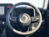 ステアリングに複数のスイッチを備え、運転姿勢を大きく変えずに各種操作へアクセスできます。手元で必要な機能を扱いやすく、日常の運転を支えます。