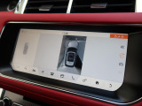 ボディの目立たない位置に設置された4台のデジタルカメラにより、車の周囲360度のオーバーヘッドビュー表示。それぞれのカメラを単独もしくは2か所表示することも可能。狭い場所や出入口なども安心できます!