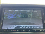 後方の映像を画面で確認でき、駐車時や後退時の周囲の状況把握をサポートします。直接目視と組み合わせて活用することで、狭い場所での車庫入れや切り返しにも役立ちます。
