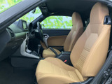 左右のシートが並ぶ室内は、落ち着いた色合いでまとまりがあります。座面や背もたれの形状が分かりやすく、運転席側から後方まで見渡せるため、乗車時の空間の雰囲気を確認できます。