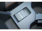 センタートンネルのシフトの後方には「アクセサリー電源ソケット(12V)」もあります