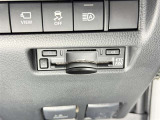 【PVM】映像を合成して、車を真上から見下ろしたような映像をナビゲーション画面に表示する機能です。運転席からでは見にくい車の周囲の状況を把握し、駐車や狭い道での走行などを安全に行えます。