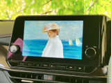 画面に映像を表示でき、停車中のひとときにテレビや映像を楽しめます。見やすい大きさの画面で、休憩時間にも車内でくつろぎながら過ごせる装備です。