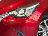 【LEDヘッドライト】悪天候や夜間走行時も良好な視界を確保し安心して運転できる高輝度LEDヘッドライトを装備!点灯速度が早く、消費電力も抑えられています。