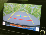 後方の映像とガイド線を画面で確認でき、駐車時の周囲確認をサポートします。車両周辺を目で確かめながら、落ち着いてバック操作を行えます。