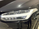 【LEDヘッドライト】悪天候や夜間走行時も良好な視界を確保し、安心して運転できる高輝度LEDヘッドライト!北欧神話に登場する「トールハンマー」をモチーフにした、一目でボルボとわかるデザインです。