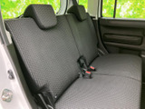 後席は座面と背もたれにゆとりがあり、ヘッドレストも備えた落ち着ける空間です。窓から外の景色を楽しみながら座れるため、ご家族や同乗者との移動にも使いやすい室内となっています。
