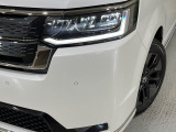 【LEDヘッドライト】悪天候や夜間走行時も良好な視界を確保し安心して運転できる高輝度LEDヘッドライトを装備!点灯速度が早く、消費電力も抑えられています。