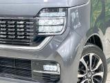 【LEDヘッドライト】悪天候や夜間走行時も良好な視界を確保し安心して運転できる高輝度LEDヘッドライトを装備!点灯速度が早く、消費電力も抑えられています。