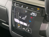 【オートエアコン】一度お好みの温度に設定すれば、車内の温度を検知し風量や温度を自動で調整。暑い&hellip;寒い&hellip;と何度もスイッチ操作をする必要はありません。快適な車内空間には必須の機能ですね♪