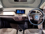 BMWのメーターパネルは選曲や、ラジオのチャンネルなども表示可能です。運転中に目線が泳ぐことなく、安全で疲れにくいです。
