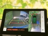 後方映像に加えて車両周辺の様子も画面で確認でき、駐車時の周囲確認をサポート。ガイド表示を目安にしながら、バックでの駐車や狭い場所での取り回しに活用できます。
