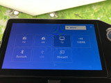 FM・AMに加え、BluetoothやUSBなど複数の入力メニューを選べます。音楽を聴きたいときも画面から選択しやすく、日常の移動を便利にサポートします。