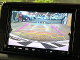 【バックカメラ】駐車時に後方がリアルタイム映像で確認できます。大型商業施設や立体駐車場での駐車時や、夜間のバック時に大活躍!運転スキルに関わらず、今や必須となった装備のひとつです!