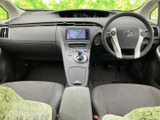 運転席から前方を見渡しやすいレイアウトで、フロントシートにはゆったりと座れます。落ち着いた色合いの室内は清潔感があり、助手席の方にもくつろいでいただける空間です。