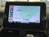 地図上に現在地や周辺道路、施設名が表示され、目的地までのルート確認に役立ちます。画面上の案内と周辺情報を見比べながら、行き先を設定できます。