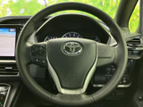 握りやすさに配慮された形状で、運転姿勢に合わせて自然に手を添えられます。ステアリング上にも操作ボタンが備わり、前方を意識しながら必要な操作へ手が届きます。