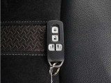 ◆スマートキー◆カギをバッグやポケットに入れたままでもドアロックの開閉ができる『スマートキー』付き!雨天や暗くなってもカギを取り出す必要がなくドアの開錠&エンジンも始動できます