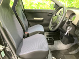 運転席と助手席はシンプルにまとまり、前方を見渡しやすい着座位置です。シートの柄が室内にほどよい表情を添え、足元もすっきり使える空間となっています。