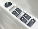 【電動格納ミラー】サイドミラーは電動格納式となっており、狭い駐車場でもキズがつくリスクを抑えられます。
